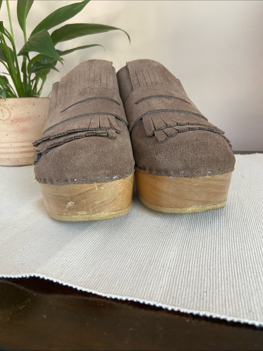 No, 6 Kiltie Platform Suede Clogs  Light Brown wirh Fringe Detail Size 8 1/2 - Picture 6 of 13